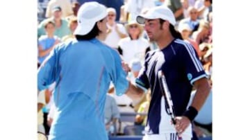 En un partidazo por octavos de final del US Open, el argentino ganó el cinco sets, pero al inicio del quinto se desató el cruce de palabras. El argentino había insinuado que el chileno estaba fingiendo una lesión y luego, cuando el 'Mago' pidió al trainer, lo increpó. El juez de silla tuvo que bajar para intervenir.