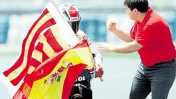 <b>AS LE DIO LA BANDERA EN BRASIL</b> Era el año 1999, un 24 de octubre. Aquel día Álex Crivillé se proclamó en el GP de Brasil campeón del mundo de 500cc. Se rompía así la línea que parecía existir para el motociclismo español. Por primera vez un piloto de nuestro país conseguía el título en la cilindrada reina. Y AS estaba allí para contarlo. Nada más terminar la carrera Mela Chércoles, nuestro enviado especial, saltó a la pista para darle a Crivi la bandera de España con la que dio la vuelta de honor, y fue el primero en felicitar al catalán después de lograr el gran hito del motociclismo español.