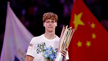 Jannik Sinner, con el trofeo de campeón en Shanghái.