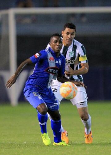 Michael Arroyo of Ecuador's Emelec (L) fights for the ball with Francisco Najera of Colombia's Atletico Nacional, during their Copa Libertadores soccer match at the Jocay Stadium in Manta May 7, 2015. REUTERS/Guillermo Granja