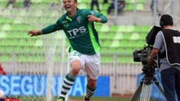 Roberto Guti&eacute;rrez celebra ante San Marcos de Valpara&iacute;so.