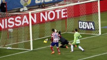 Gol 3-0 de David Villa. Sentencia el partido más si cabe Villa. Buen centro de Juanfran desde la derecha que remata con mucha tranquilidad David Villa en el área pequeña.