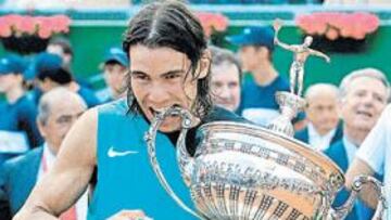 <b>TERCER MORDISCO DE 2007. </b>Nadal, en su gesto clásico de morder cada trofeo que conquista.