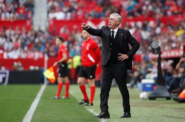 Ancelotti da instrucciones en la banda a sus jugadores.