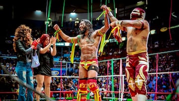 Momento en que Dragón Rojo Jr., y Templario festejan en el ring después de su lucha en el 90 Aniversario.