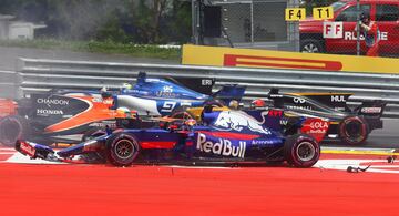 El asturiano tuvo que abandonar al principio de la carrera tras haber sido golpeado por Kvyat. A consecuencia del golpe el asturiano se llevó por delante el monoplaza del neerlandés Max Verstappen. Sólo el ruso pudo continuar aunque tuvo muchos problemas en la carrera.