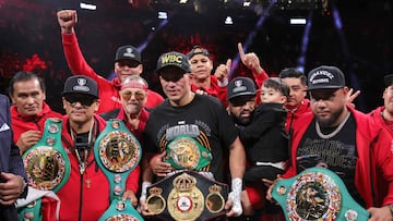 LAS VEGAS, NEVADA - FEBRUARY 01: WBC interim light heavyweight champion David Benavidez (C) poses with his team after defeating WBA light heavyweight champion David Morrell Jr. in a title fight at T-Mobile Arena on February 01, 2025 in Las Vegas, Nevada. Steve Marcus/Getty Images/AFP (Photo by Steve Marcus / GETTY IMAGES NORTH AMERICA / Getty Images via AFP)