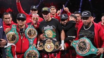 LAS VEGAS, NEVADA - FEBRUARY 01: WBC interim light heavyweight champion David Benavidez (C) poses with his team after defeating WBA light heavyweight champion David Morrell Jr. in a title fight at T-Mobile Arena on February 01, 2025 in Las Vegas, Nevada. Steve Marcus/Getty Images/AFP (Photo by Steve Marcus / GETTY IMAGES NORTH AMERICA / Getty Images via AFP)