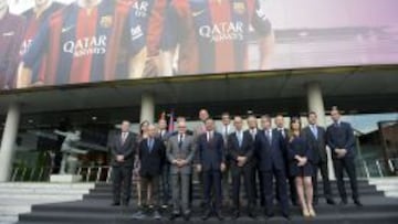 La directiva del Barcelona, con la plantilla patrocinada por Qatar de fondo.