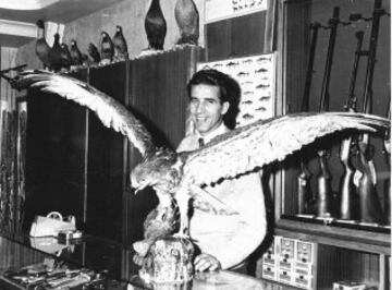 Federico Mart¨ªn Bahamontes en su tienda de deportes.