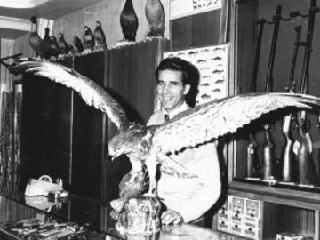 Federico Martín Bahamontes en su tienda de deportes. 

