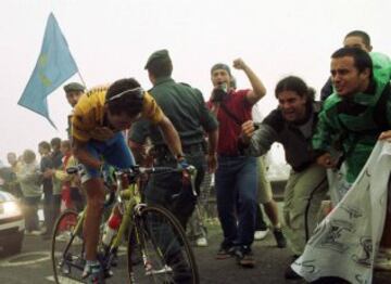 Heras subiendo el Angliru en la Vuelta del 2000.
