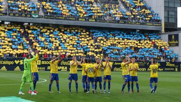 Los jugadores del Cádiz agradecen el apoyo a la afición en un partido de esta temporada.