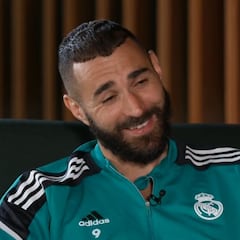 Va a ser GIF de referencia de muchos madridistas: Karim, cuando le hablan de las explicaciones de Mbappé