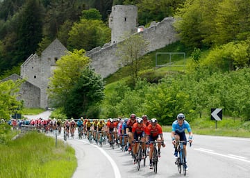 Esteban Chaves y Miguel Ángel López protagonistas de la etapa 17 en el Giro de Italia. El pedalista del Mitchelton - Scott  terminó segundo, mientras que el corredor del Astana subió un puesto en la general.