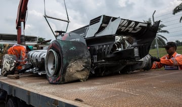 El coche de Romain Grosjean, de la escudería Haas F1, es retirado de la pista por los operarios del circuito de Sepang.