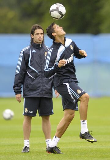 En sus últimas dos temporadas en el Real Madrid estuvo con Cristiano Ronaldo, mientras que con Messi en Argentina ganó el oro en los Juegos Olímpicos de Pékin y disputó torneos con la selección.