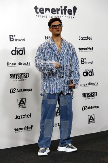 Abraham Mateo posando en la alfombra verde de los Premios Dial 2023.