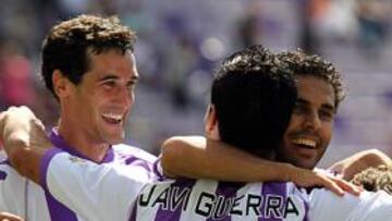 <b>FELICIDAD. </b>Calle, Guerra, Sisi y Baraja celebran uno de los cuatro goles conseguidos por los blanquivioletas ayer en Zorrilla.