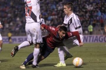 David Llanos intenta pasar la marca de dos defensas de Danubio.