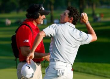 La emoción estuvo servida hasta el final, pero fue Rory Mcllroy quien finalmente decantó la balanza de su parte y se alzó con la victoria en el Bridgestone Invitational de Akron, relegando a Sergio García a un meritorio segundo puesto. 