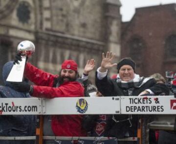 El coordinador defensivo Matt Patricia sostiene el trofeo Vince Lombardi junto al entrenador principal Bill Belichick.