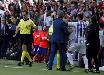 Acción polémica con el colombiano de protagonista. Los jugadores del Valladolid pidieron mano y Melero López tras consultar el monitor de VAR decidió no sancionar la infracción.