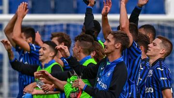 Atalanta's players acknowledge the public at the end of the Italian Serie A football match Atalanta vs Cagliari on October 4, 2020 at the Atleti Azzurri d'Italia stadium in Bergamo. (Photo by MIGUEL MEDINA / AFP)