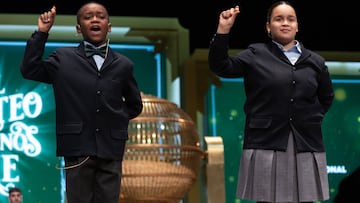 Paula Figuereo Figuereo y Ángel Albaga Elebiyo cantan un quinto premio, el número 01568, durante el Sorteo Extraordinario de la Lotería de Navidad 2023 en el Teatro Real de Madrid, a 22 de diciembre de 2023, en Madrid (España). El sorteo se celebra en esta ocasión con aforo completo en el patio de butacas del Teatro Real. Hoy se celebra el Sorteo Extraordinario de Navidad 2023, con el que el Estado reparte 2.590 millones de euros en premios entre los 185 millones de décimos de Lotería puestos a la venta. La emisión asciende a 3.700 millones de euros en total, repartiéndose en premios el 70%. El sorteo se celebra mediante el llamado ‘sistema tradicional’, que consiste en dos bombos que contienen uno de ellos los números y el otro los premios.
22 DICIEMBRE 2023;MADRID;NIÑOS DE SAN ILDEFONSO;SORTEO EXTRAORDINARIO DE LA LOTERIA DE NAVIDAD;2023
Eduardo Parra / Europa Press
22/12/2023
