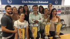Nani Guiu y las jugadoras del CN Sabadell.