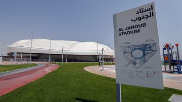 GRAF1891. DOHA, 28/10/2022.- En un país rodeado de desierto y comprometido con la gestión eficiente de sus recursos, la sostenibilidad se ha convertido en una necesidad. Un desafío que en el Mundial de Qatar 2022 ha marcado la construcción de los estadios que acogen el torneo y que convierten al evento deportivo en el más 'verde' de la historia. En la imagen, tomada el 15/09/2022, vista exterior del estadio Al Janoub, otro de los referentes del Mundial. Gracias a una tecnología de refrigeración inteligente y la ayuda del techo retráctil este estadio es capaz de mantener temperaturas estables para aficionados y jugadores, dejando que el calor suba EFE/ Alberto Estévez