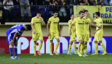 Los jugadores del Villarreal celebran el segundo gol, marcado por Espinosa.