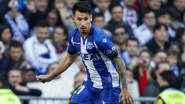 Hern&aacute;n P&eacute;rez controla un partido durante el partido entre el Real Madrid y el Alav&eacute;s en la Liga Santander disputado en el Santiago Bernab&eacute;u.