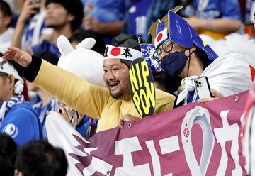 Seguidores de la selección de Japón en el Khalifa International Stadium.