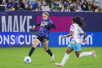 Sarah Luebbert (L) of America fights for the ball with Perle Morroni (R) of San Diego during the 4th round match between San Diego Wave and America as part of the Concacaf W Champions Cup at Snapdragon Stadium on October 16, 2024 in San Diego, California, United States.