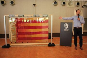 La Asociación de Futbolistas del Valencia se ha reunido este mediodía para celebrar una comida que guardaba un especial secreto. Fernando Giner, presidente de la Asociación, desveló que se había recuperado la bandera original del club confeccionada en el año 1924 y que estaba desaparecida. En la foto, Giner durante la presentación. 


