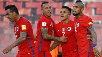 Futbol, Chile vs Venezuela Eliminatorias al mundial de Rusia 2018 El jugador de la seleccion chilena Esteban Paredes, izquierda, celebra con sus companeros su gol contra Venezuela durante el partido de las clasificatorias al mundial de Rusia 2018 disput