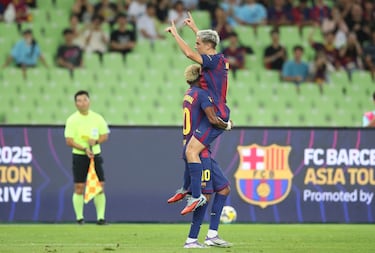 Alvi, do FC Barcelona (acima), comemorando com o dia 26 do par de corridas Yami ao imprimir o gol.