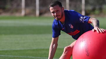 Sa&uacute;l, que anuncia la creaci&oacute;n de un equipo de f&uacute;tbol base en Elche, el Club Costa City, en una sesi&oacute;n del Atl&eacute;tico. 