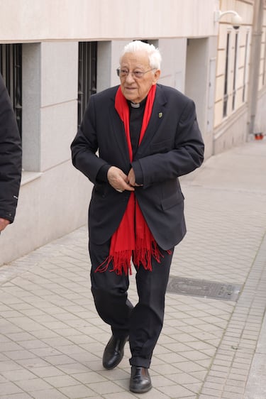 El Padre Ángel asiste a la capilla ardiente por Fernando Ónega situada en la Casa de Galicia de Madrid.