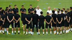 Zidane charla con la plantilla.