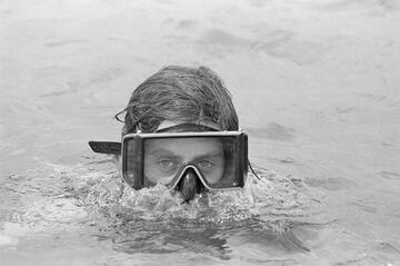 El príncipe de Gales bucea durante sus vacaciones en Barbados en 1970. 