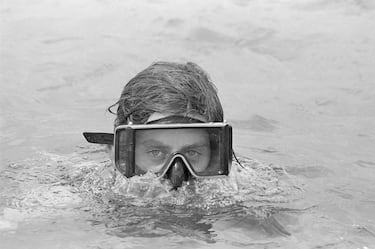 El príncipe de Gales bucea durante sus vacaciones en Barbados en 1970. 