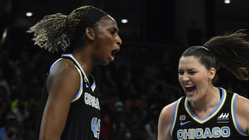 Astou Ndour celebra una acci&oacute;n con su compa&ntilde;era Stefanie Dolson de Chicago Sky. 