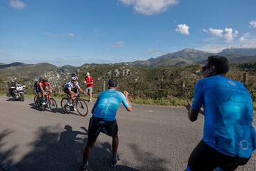 El ciclista belga del equipo Soudal Quick-Step, Remco Evenepoel, en la subida del Puerto de la Cruz de Linares, durante la decimoctava etapa de la Vuelta Ciclista a España disputada entre Pola de Allande y La Cruz de Linares, de 179 kms de recorrido.
