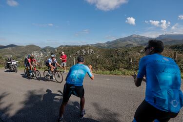 El ciclista belga del equipo Soudal Quick-Step, Remco Evenepoel, en la subida del Puerto de la Cruz de Linares, durante la decimoctava etapa de la Vuelta Ciclista a España disputada entre Pola de Allande y La Cruz de Linares, de 179 kms de recorrido.