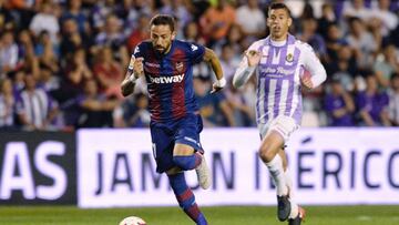 GRAF4502. VALLADOLID, 27/09/2018.- El centrocampista del Levante UD, José Luis Morales (i), se escapa del jugador del Real Valladolid, durante el partido perteneciente a la sexta jornada de la Liga en Primera División que se juega esta noche