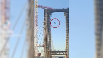 Un baño portátil cae desde lo alto del puente de Sevilla y deja la carretera llena de residuos fecales