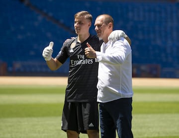 El joven portero ucraniano de 19 años ha sido presentado en el Santiago Bernabéu de la mano de Florentino Pérez y acompañado de su familia.