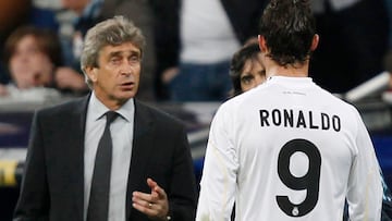 Real Madrid's Cristiano Ronaldo (R) speaks with coach Manuel Pellegrini during their Spanish first division soccer match against Sporting at the Santiago Bernabeu stadium in Madrid, March 20, 2010. REUTERS/Paul Hanna (SPAIN - Tags: SPORT SOCCER)